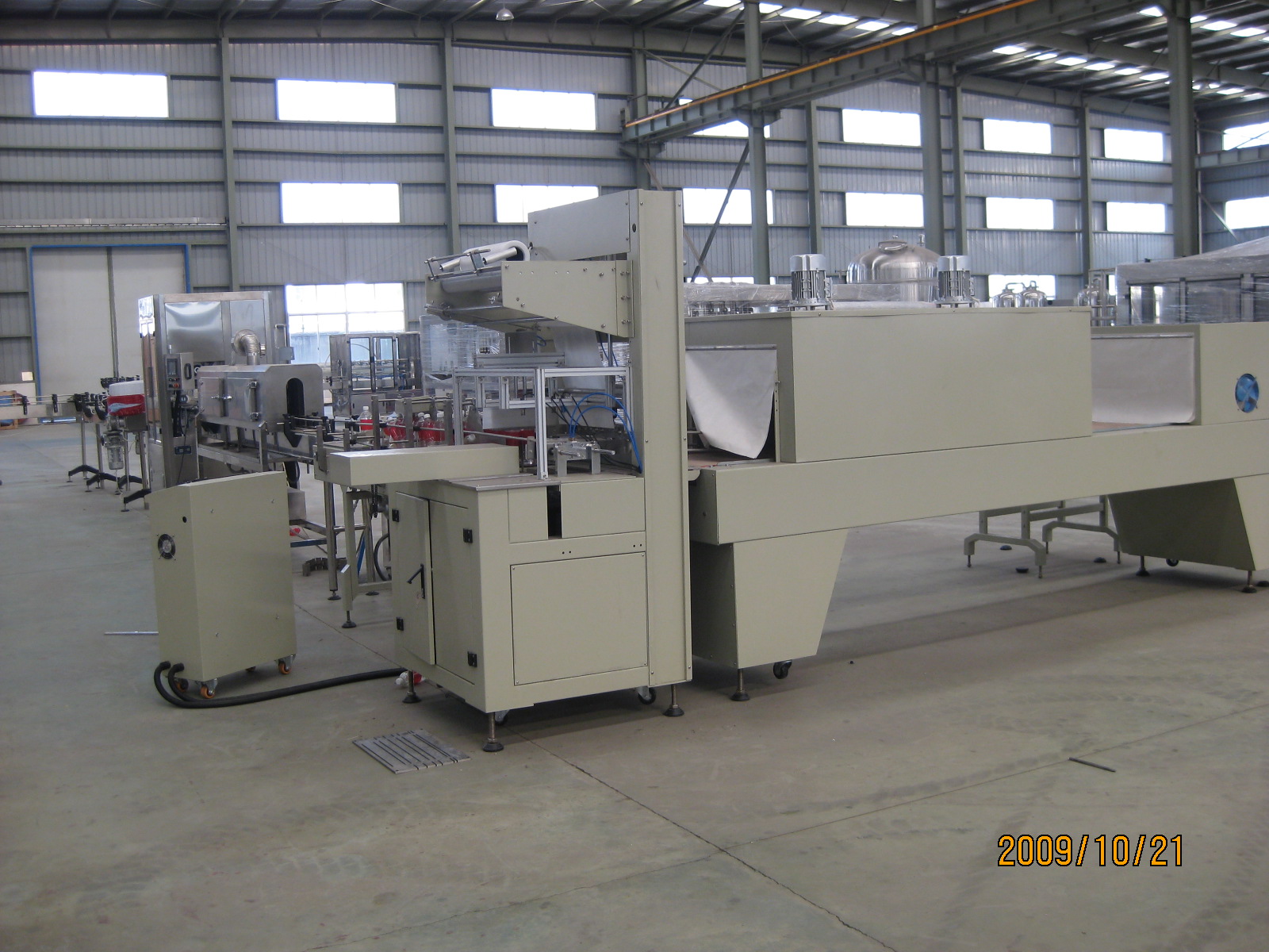 Film shrink packaging machine