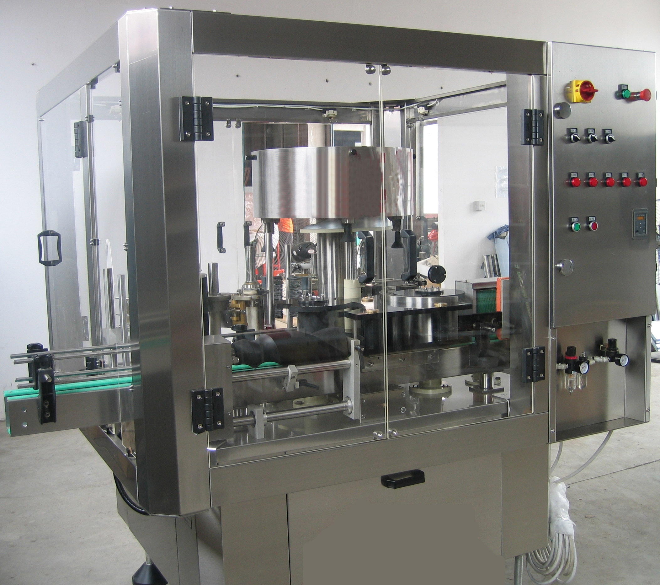 Rotary type opp labeling machine